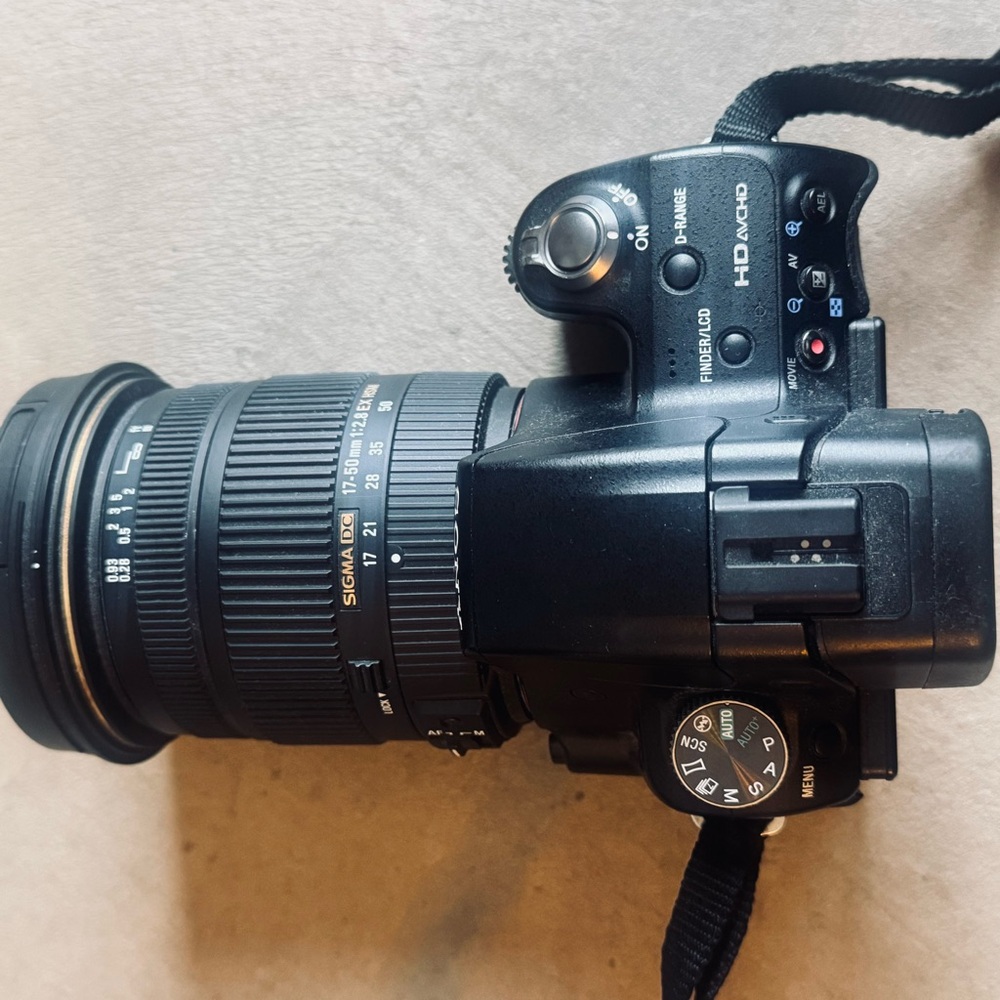 Sony Black DSLR Camera Model SLT A33 w/ large aperture lens, Battery/Charger - Picture 3 of 13